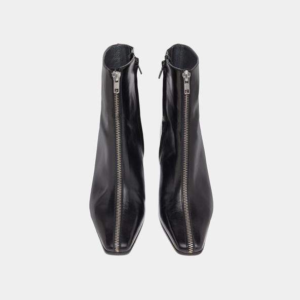 Heeled ankle boots with front zippers in black leather | DANZA