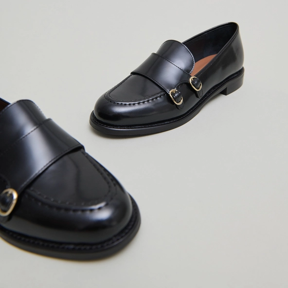Loafers with adjustable buckles in black glazed leather | DRIZZA