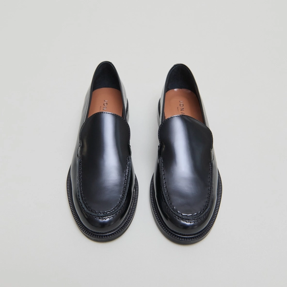 Round-toed loafers in black glazed leather | DIRNO