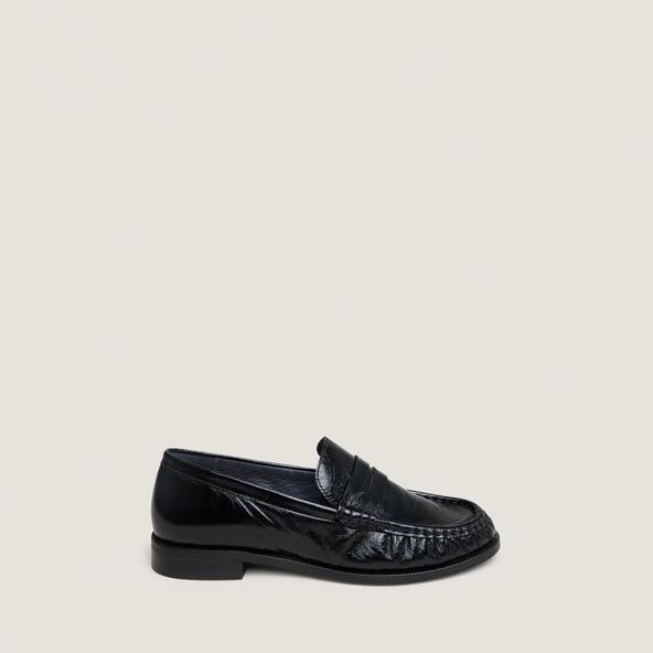 Round-toed loafers in black distressed leather | DELICE