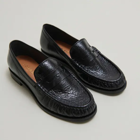 Round-toed loafers in black distressed leather | DELICE