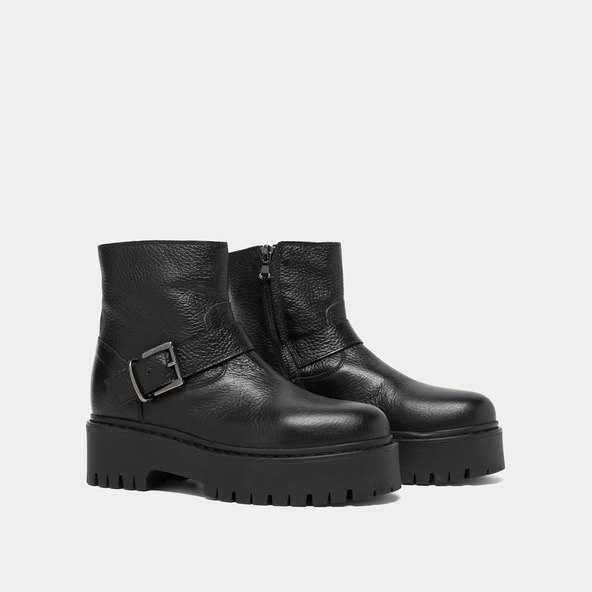 Lowboots with notched soles and buckles in black grained leather | RANA