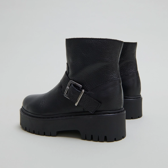 Lowboots with notched soles and buckles in black grained leather | RANA