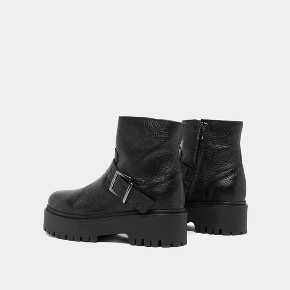 Lowboots with notched soles and buckles in black grained leather | RANA
