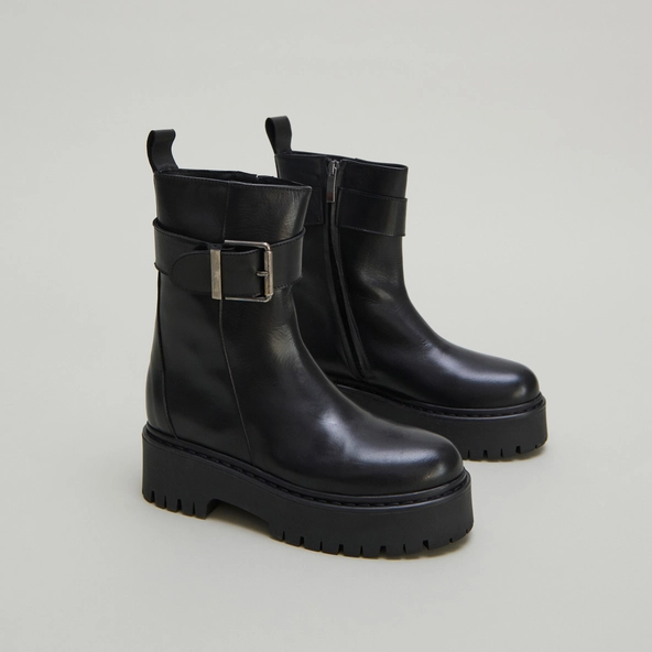 Lowboots with notched soles and buckles in black grained leather | RANA
