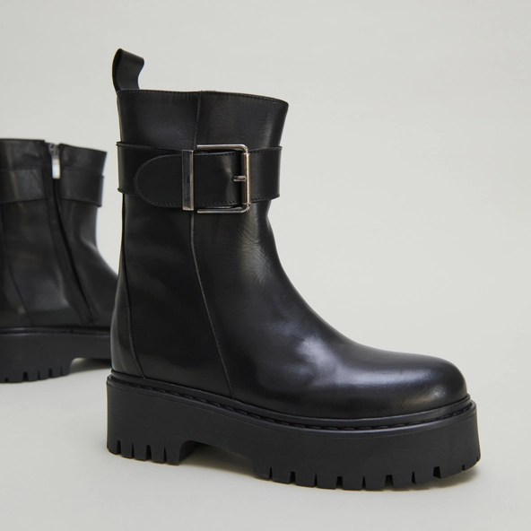 Ankle boots with notched soles in black leather | RANDY