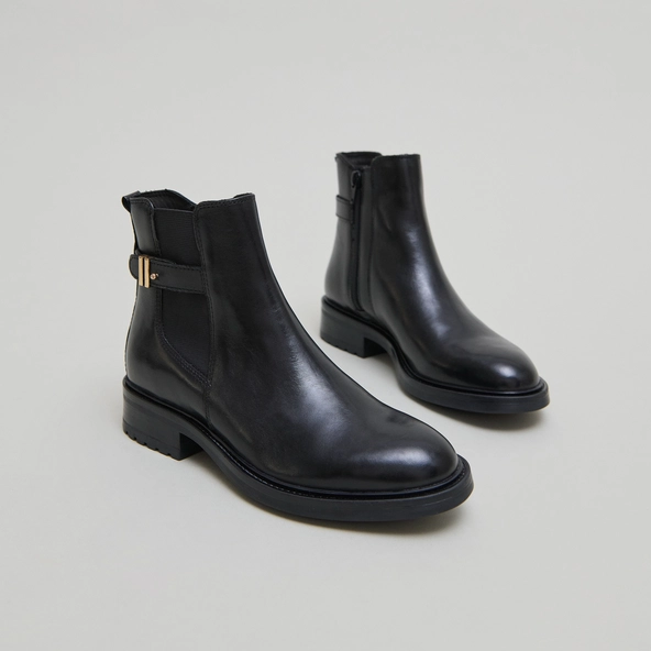 Lowboots with notched heels in black leather | GABIN