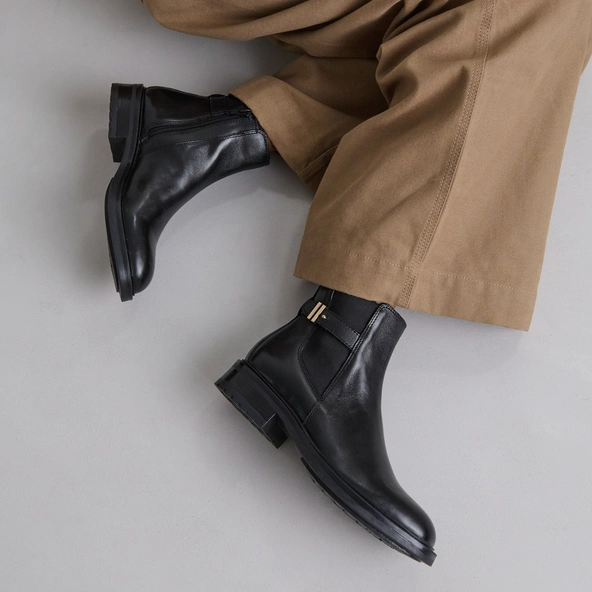 Lowboots with notched heels in black leather | GABIN