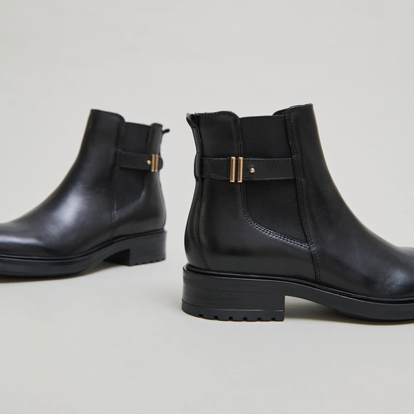 Lowboots with notched heels in black leather | GABIN