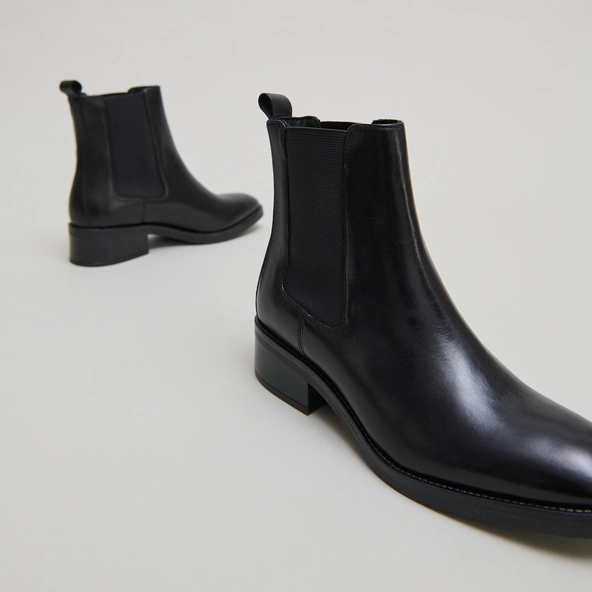Lowboots with elastics in black leather | GABRIELLE