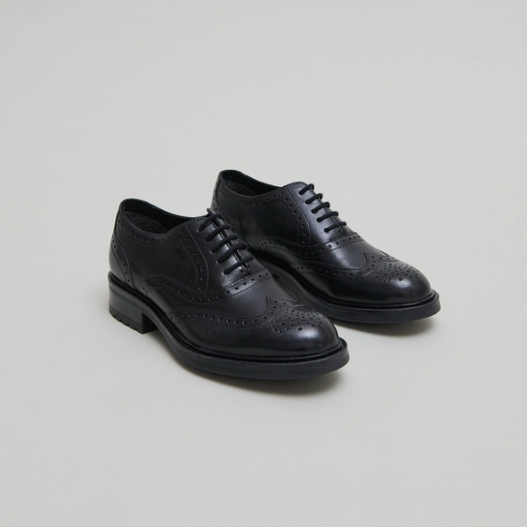 Richelieus with openwork details in black leather | GAD