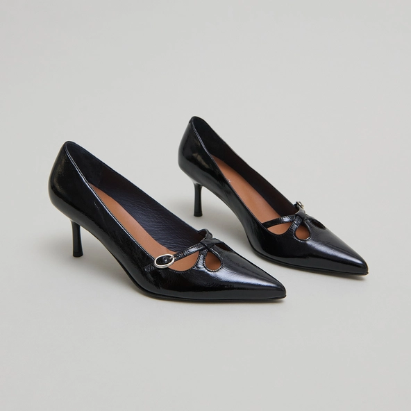 Cross-strap pumps in black shiny leather | DOUCHKA