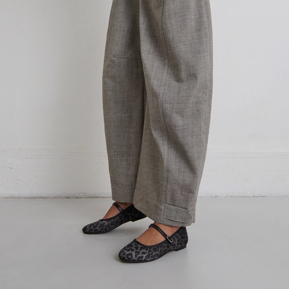Ballet flats with strap in grey leopard textile | DOUCEUR