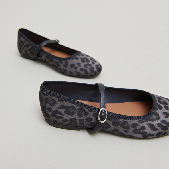 Ballet flats with strap in grey leopard textile | DOUCEUR