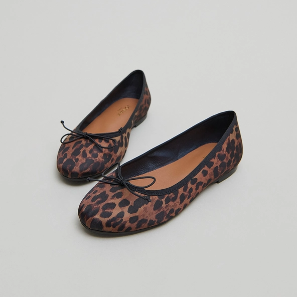 Ballet flats with laces in brown leopard textile | DELFINA