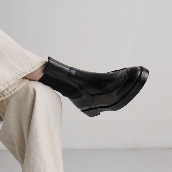 Lowboots with elastics in black leather | ALLAN