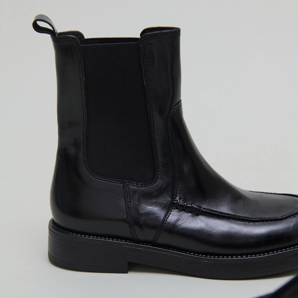 Lowboots with elastics in black leather | ALLAN