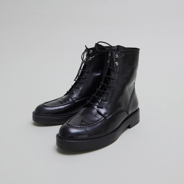 Lowboots with laces in black leather | ALIDA