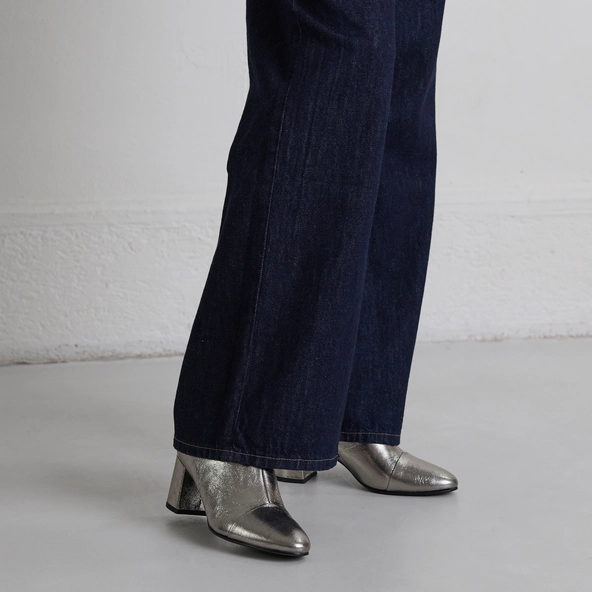 Heeled ankle boots in dark metallic leather | DONIAMA