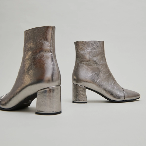 Heeled ankle boots in dark metallic leather | DONIAMA