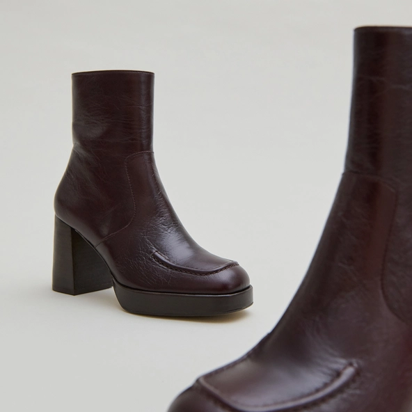 Heeled ankle boots with square toes in chocolate distressed leather | VERONICA