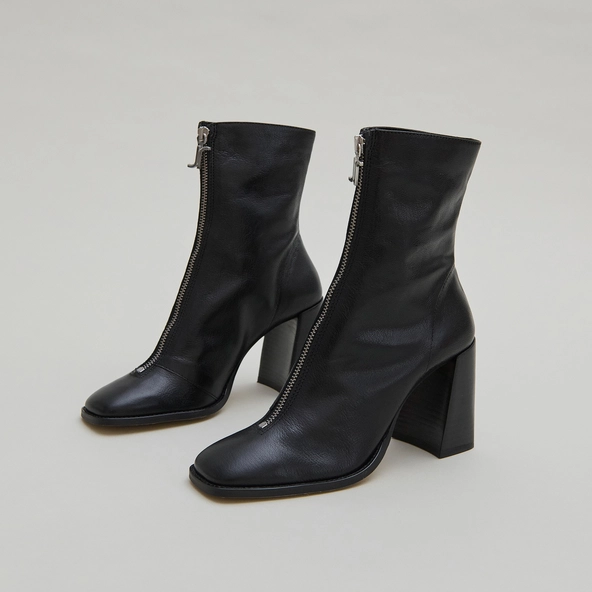 Heeled ankle boots with zip in black leather | VANDANA