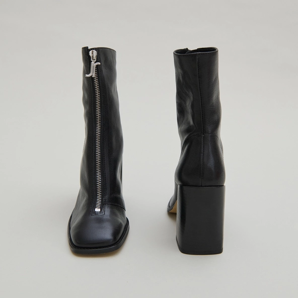 Heeled ankle boots with zip in black leather | VANDANA