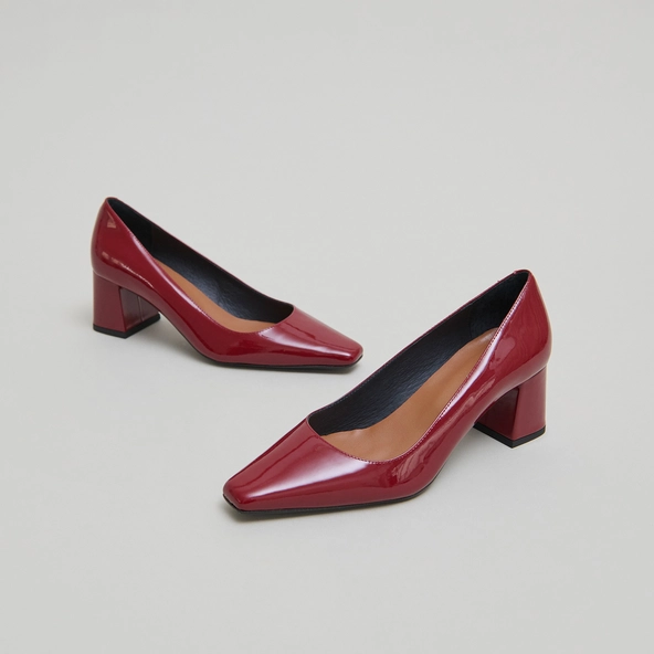 Heeled pumps in carmine red patent | DULINA