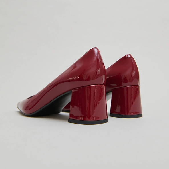Heeled pumps in carmine red patent | DULINA