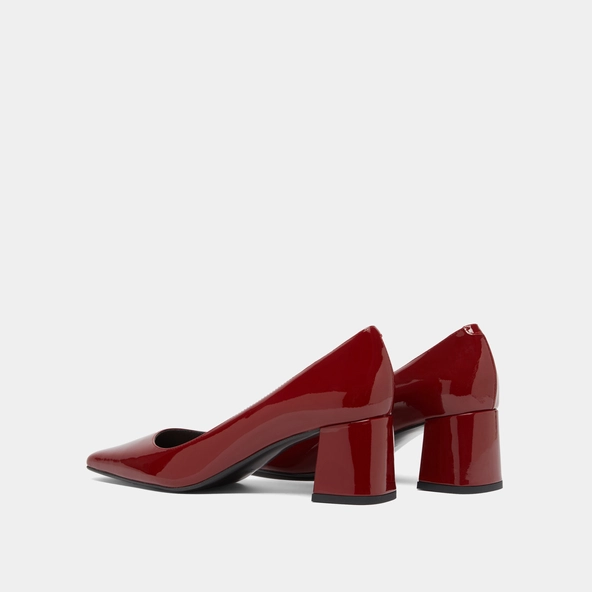 Heeled pumps in carmine red patent | DULINA