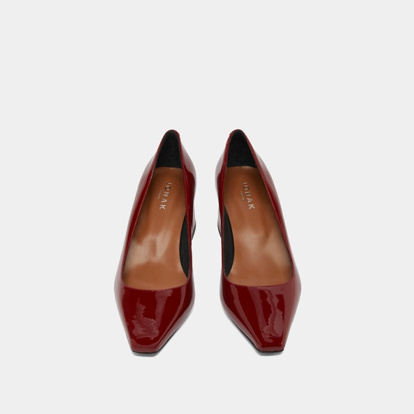 Heeled pumps in carmine red patent | DULINA