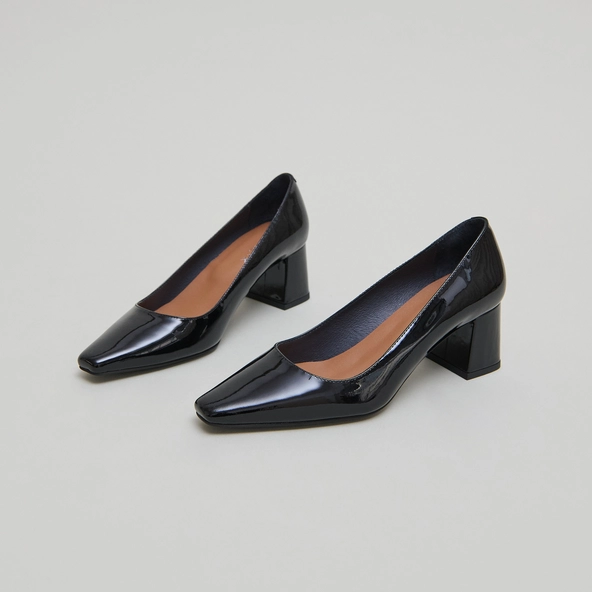 Heeled pumps in black patent | DULINA
