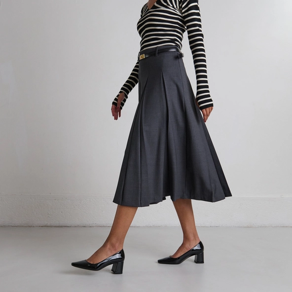 Heeled pumps in black patent | DULINA