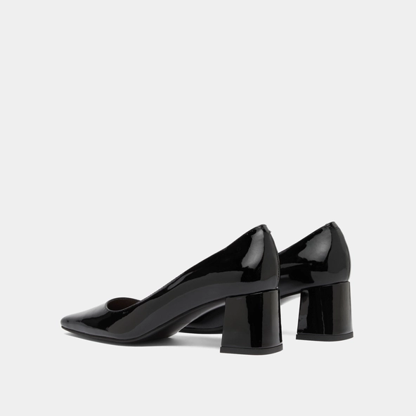 Heeled pumps in black patent | DULINA