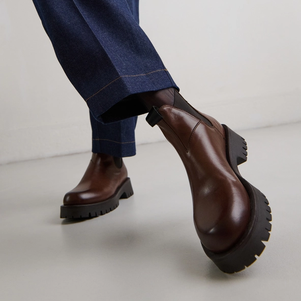 Lowboots with notched soles in brown patinated leather | ROCHE