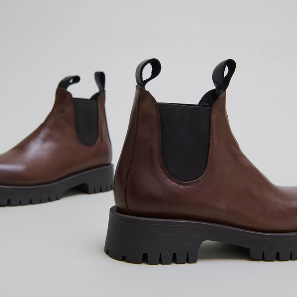 Lowboots with notched soles in brown patinated leather | ROCHE