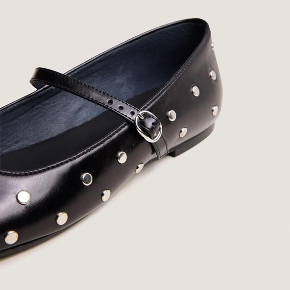 Ballet flats with straps in black leather | DANAELLE