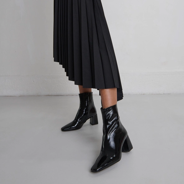 Pointed-toe ankle boots in black pleated patent | DALIBAR
