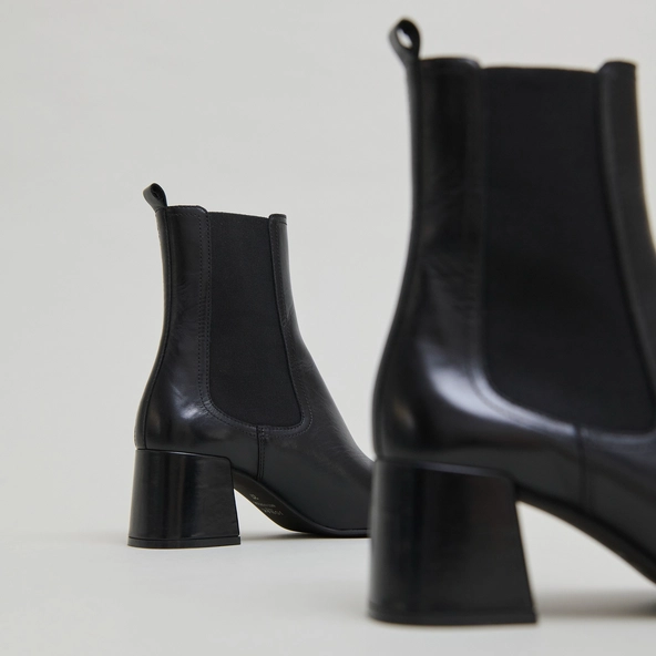 Ankle boots with heels and elastics in black leather | DENON