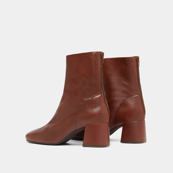 Ankle boots with rear zips in brown grained leather | DENONIE