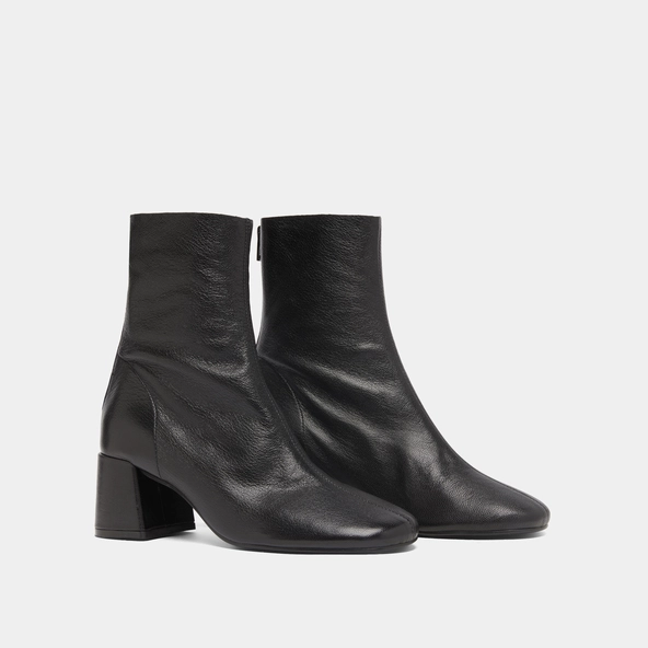 Ankle boots with rear zips in black grained leather | DENONIE