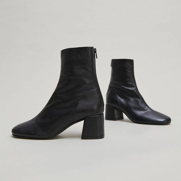 Ankle boots with rear zips in black grained leather | DENONIE