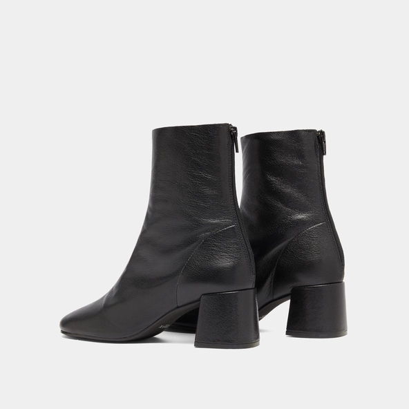 Ankle boots with rear zips in black grained leather | DENONIE