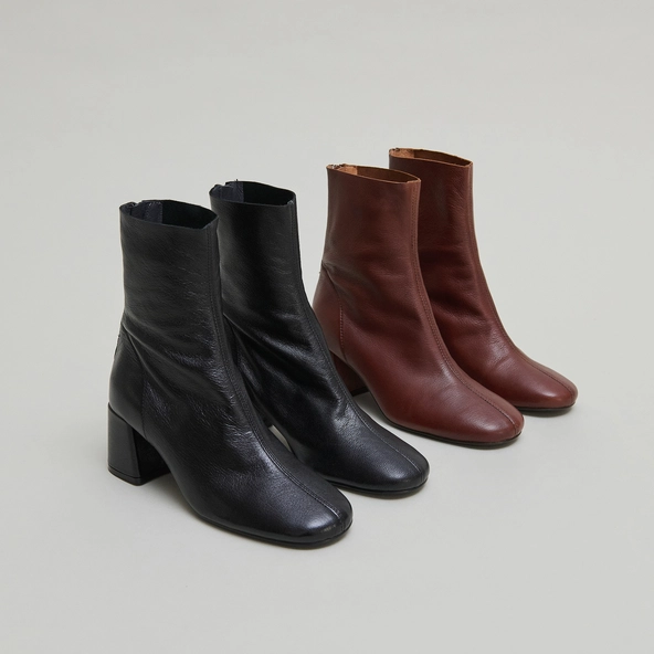 Ankle boots with rear zips in black grained leather | DENONIE