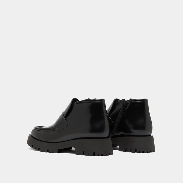 Lowboots with gold details in black glazed leather | DESK