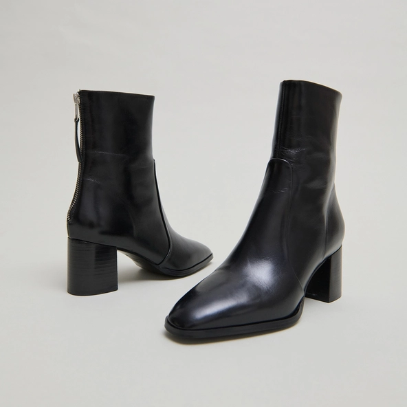 Ankle boots with rear zips in black leather | DETRAS