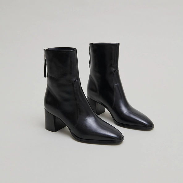 Ankle boots with rear zips in black leather | DETRAS