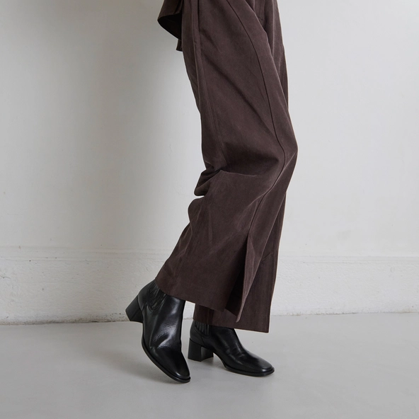 Gathered ankle boots in black leather | DINGO