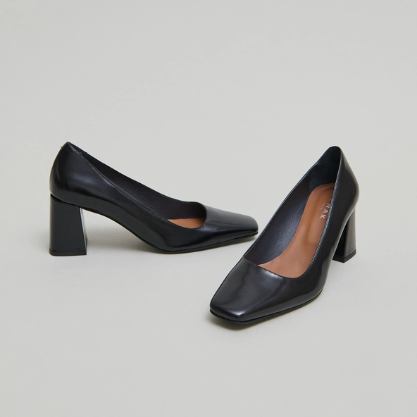 Wide-heeled pumps in black glazed leather | DODEME