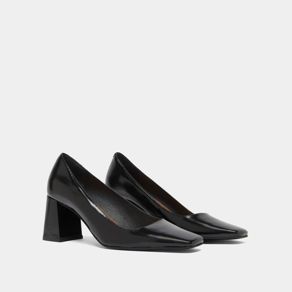 Wide-heeled pumps in black glazed leather | DODEME